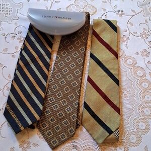 Tommy Hilfiger Tie & Eyeglass Case Bundle
